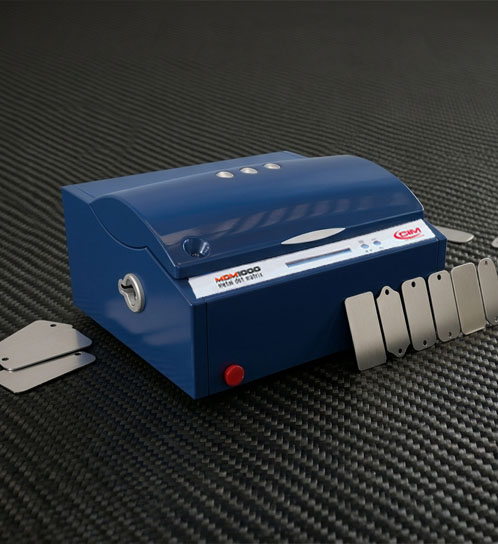 Codice laser inciso su componente metallico