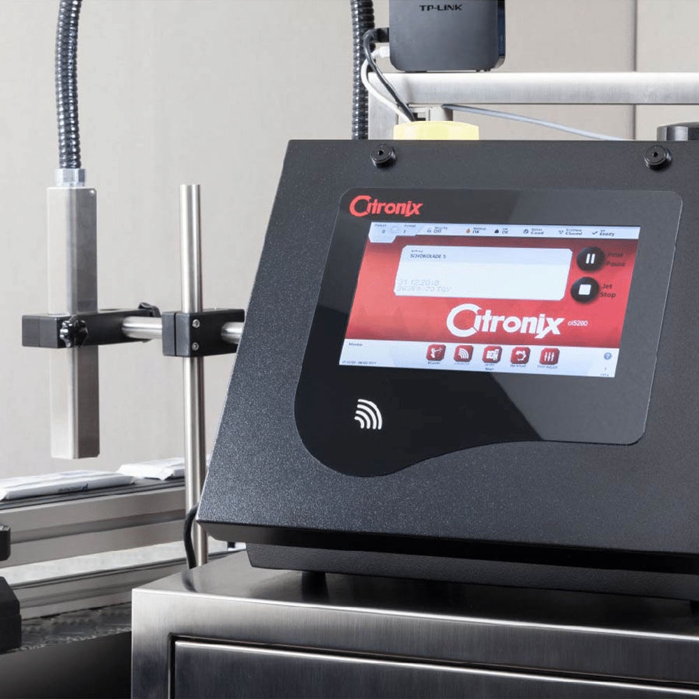 Stampante inkjet termica HP che marca codici su scatole di cartone