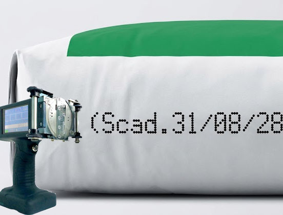 Stampante industriale che marca scatole di cartone