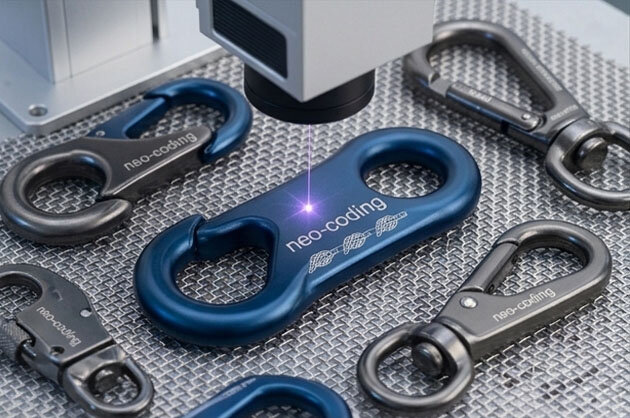 Tecnico Neo Coding che forma un operatore su una stampante inkjet