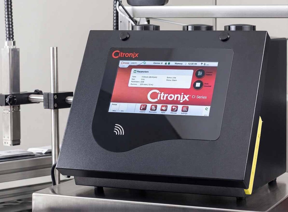 Tecnico che effettua manutenzione su una stampante industriale