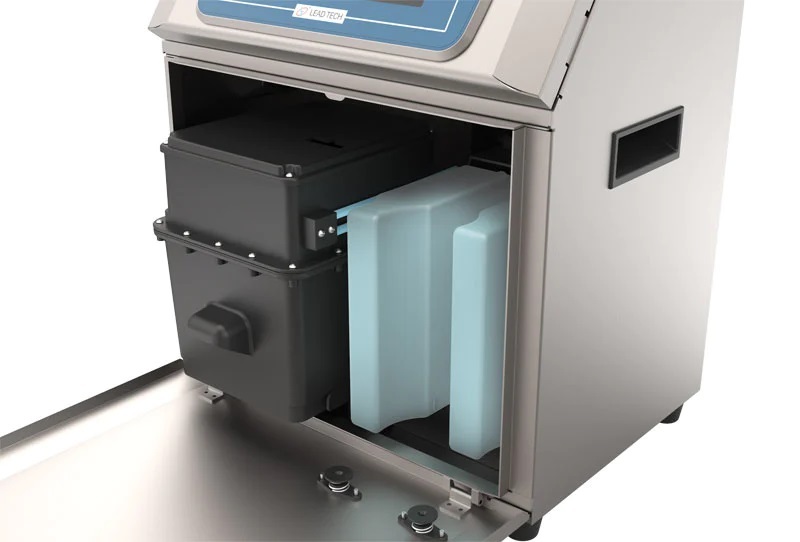 Tecnico che regola una testina inkjet su una linea di produzione